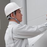 外壁をチェックする作業員